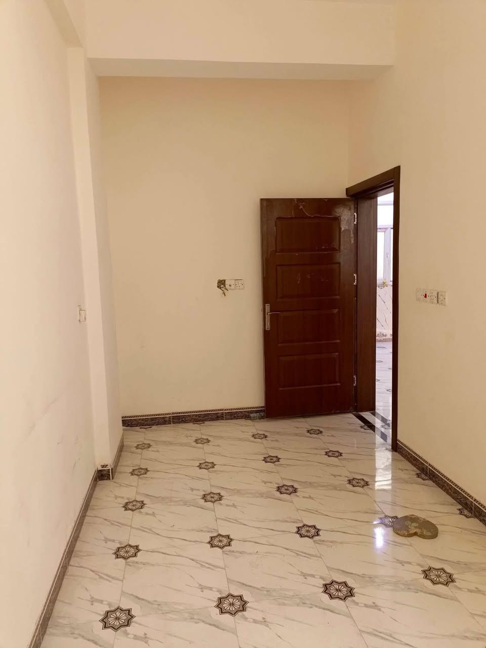 شقة للإيجار عوائل فقط في الرمادي شارع 40 وجهة مباشرتاً على شارع العام .
الشقة طابق ثالث ، نظام مصعد كهربائي و درج .
المصعد شغال وطنية فقط.

الشقة تتكون من غرف نوم عدد 2 وصالة ومطبخ و مجموعة صحيات.

كافة الخدمات متوفره من ماء وكهرباء وطنية و مولد.

المطبخ يحتوي على كاونتر و سنك.

#سعر الايجار 250الف قفل
استفسار والاتصال هذا رقم ***********
