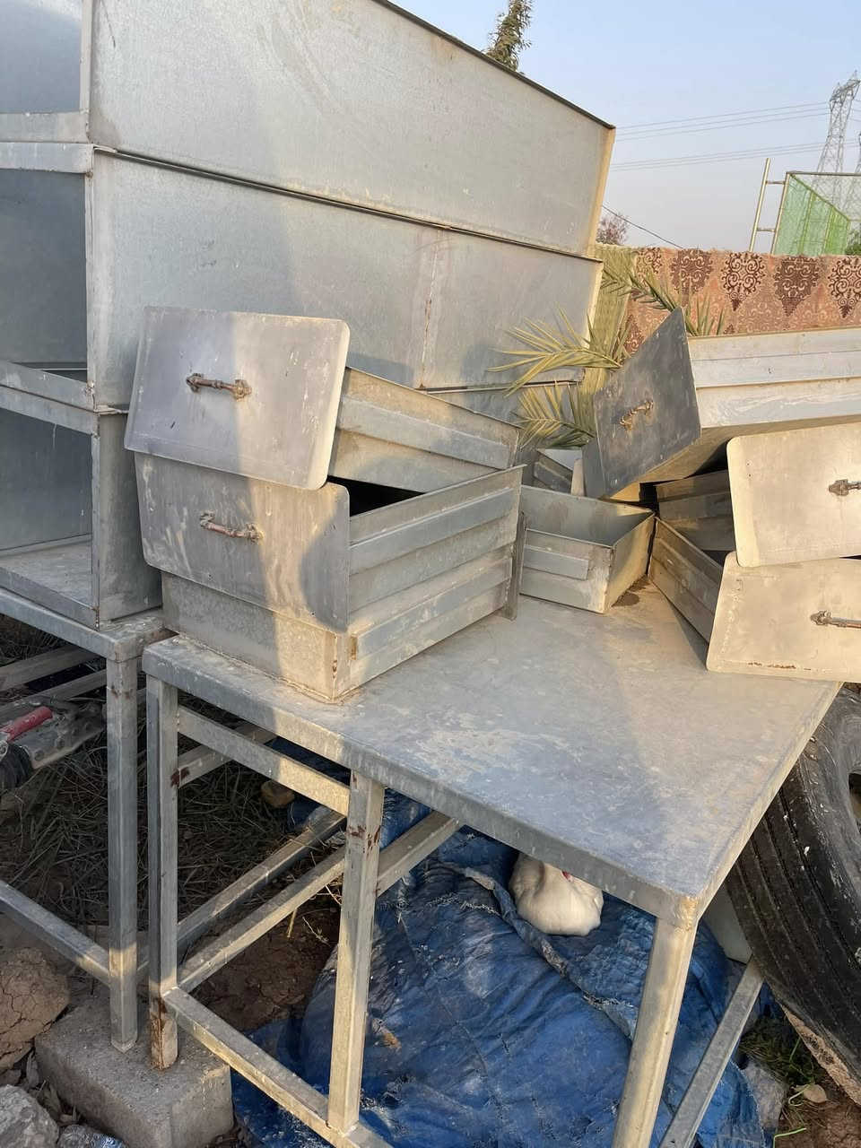 ميز حديد مغلون 4 ملم يتحمل 3 طن و رفوف تتحمل 1 طن ينفع لمحلات المنطقة الصناعية العدد 4 ميز 3 لوكر السعر الاتصال على *********** االمكان العمارة المزبانية يباع مطروح
