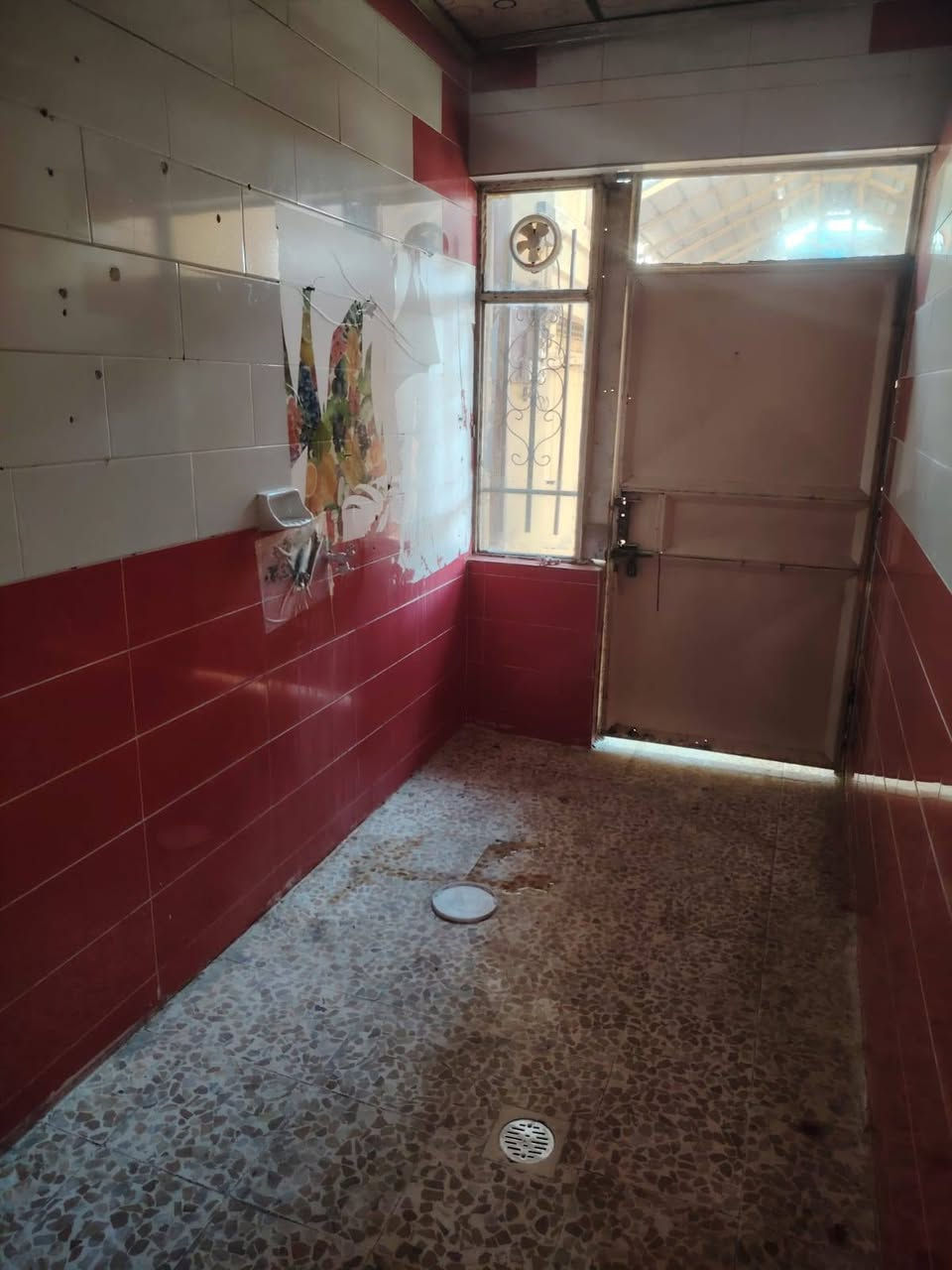 للايجـــــــــــار: 
دار سكني في حي النسابة جديده المفتي 
100متر طابق ونص 
((غرفتين نوم واستقبال ومطبخ وهول وصحيات)) 
خدمات كاملة. 
قريب عالسايدين
مكتب المهندسين للعقـــــــــار 
برهان 
***********
***********
