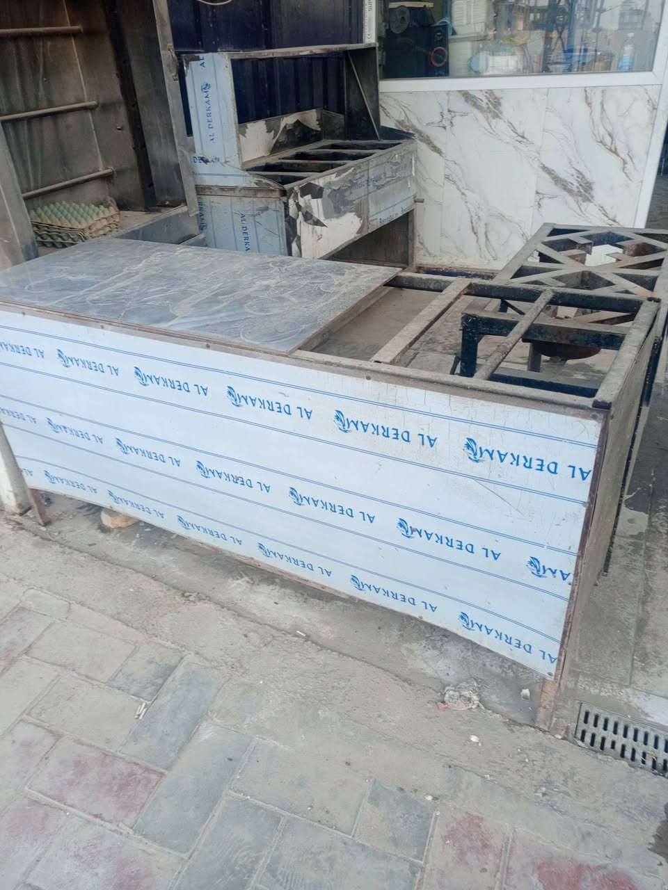 مطعم للبيع الي يريده كامل هوه وأغراضه والي يريد بس غراضه شلعه التواصل على هاذا الرقم ***********
