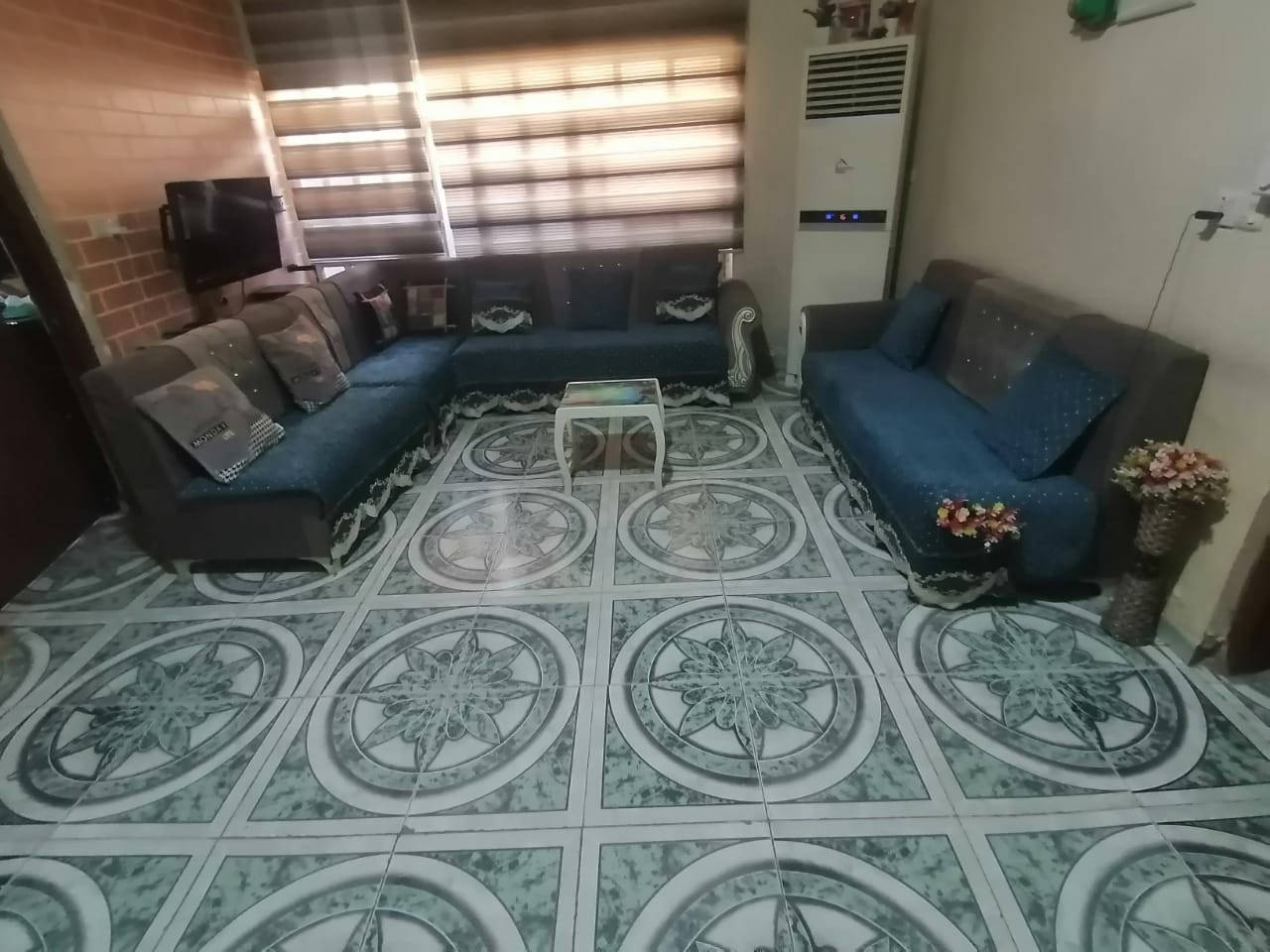 للبيع دار سكنية مميزة
📐 المساحة: 200 م²
📏 الواجهة: 10 م
تفاصيل الدار:
5 غرف نوم
3 غرف في الطابق العلوي
غرفتان في الطابق الأرضي
صالتان
ستقبال
4 مجاميع صحية
3 داخلية
1 خارجية
مطبخان
مطبخ داخلي
مطبخ علوي
درج خارجي مستقل
حديقة
طارمة
الدار ذات توزيع عملي ومناسبة للسكن العائلي أو السكن المنفصل (طابقين).
____________________________
للأستفســار/ مراجعـــــة مكتـــب النخبه للعقار والمقاولات العامه الكائــن حي العروبه شارع المتحف مقابل ايسي كريم الإيطالي او الاتصال على الأرقام التاليه 
***********
***********
