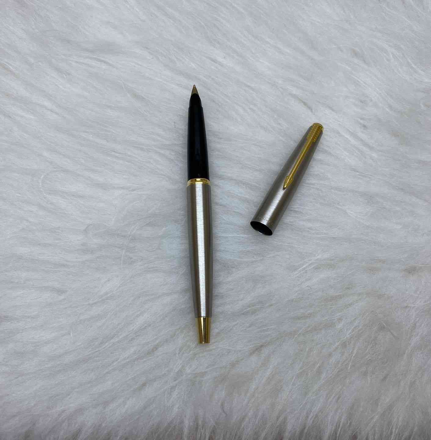 PARKER(45)
قلم باركر 45
حبر
إنكليزي  و امريكي المنشأ اصلي 
ستانلس ستيل 
ريشة(سلاية) ذهب عيار 14k
جنكال + حلقات طلاء ذهب
حجم الخط  متوفر M / F
انتاج سنة الثمانينات 
جديد غير مستخدم
للاستفسار المراسله على الخاص او الاتصال بالرقم  *********** 
يوجد خدمة توصيل داخل بغداد و محافظات
