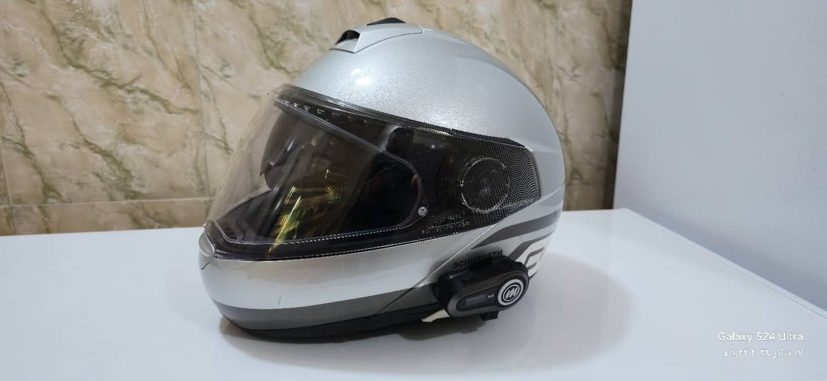 السلام عليكم خوذه ماركه عالميه ألماني قياس S مستخدم نظيفه جداا مع جهاز بلوتوث ابو الشاشه السعر 100 الف يوجد توصيل جميع محافظات العراق  ***********
