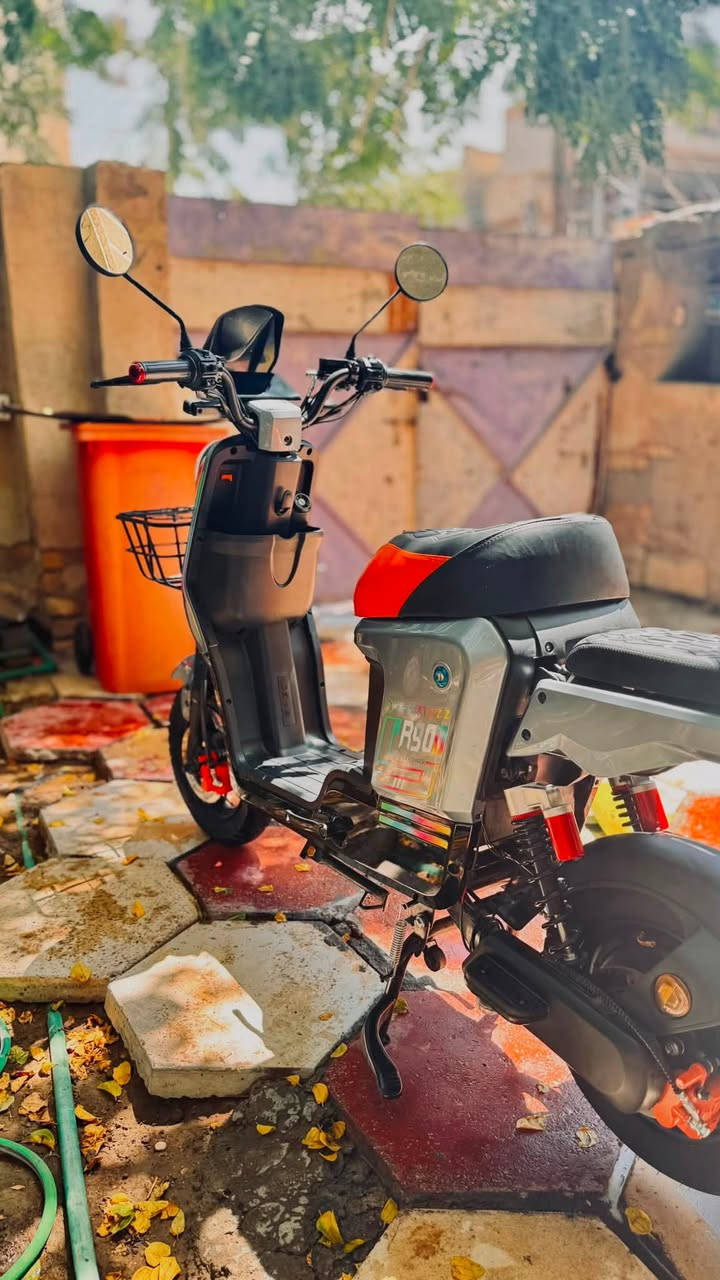 � للبيع R900 موديل 2026 – نظيفة جدًا وجاهزة للاستخدام 🔥
إذا تبحث عن دراجة كهربائية قوية، اقتصادية، وشكلها يلفت النظر، هاي فرصتك.

✅ R900 موديل 2026

✅ بطارية رصاص 32 أمبير

✅ الشاحن الأصلي موجود

✅ استعمال خفيف

✅ حالة ممتازة جدًا

✅ جاهزة وما تحتاج أي دينار مصروف

المواصفات:

🔸 بطارية 32Ah تعطي مشوار ممتاز بالشحنة.

🔸 شاشة عدادات رقمية حديثة.

🔸 مصباح LED أمامي قوي للإنارة الليلية.

🔸 مصباح خلفي مع ضوء فرامل.

🔸 سلة أمامية أصلية.

🔸 مرايات أصلية.

🔸 مسند ظهر للراكب الخلفي.

🔸 مساعدات أمامية وخلفية مريحة.

🔸 فرامل قوية وثابتة.

🔸 محرك كهربائي هادئ وسلس.

🔸 تشغيل بمفتاح وكرت ذكي وبصمه تشغيل عن بعد

🔸 مكان تخزين أمامي عملي.

🔸 إطارات بحالة ممتازة.

🔸 جميع الإنارات والإشارات تعمل.

مميزات الدراجة:

✔️ موفرة جدًا بالشحن.

✔️ مناسبة للدوام، الجامعة، والتوصيل.

✔️ قيادة مريحة وثابتة.

✔️ شكل رياضي وحديث.

✔️ نظيفة جدًا والمحافظة عليها واضحة.

📍 المكان: (بغداد)

📞 للتواصل: ***********
