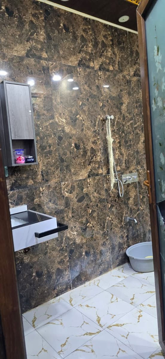 بيت ١٠٠ متر مربع طابقين
العنوان المعملجي شارع عبير
البناء حديث درجه اولى طابوق كونكريت مرمر الطابقين صحيات غربي شرقي
يتكون من ٤ غرف 
غرفه بالطابق الارضي 
و٣ غرف بالطابق الثاني وحده منهم نظام سويت
سند 25
غير ورثه (حره)
السعر ١٦٠ وبي مجال

***********
