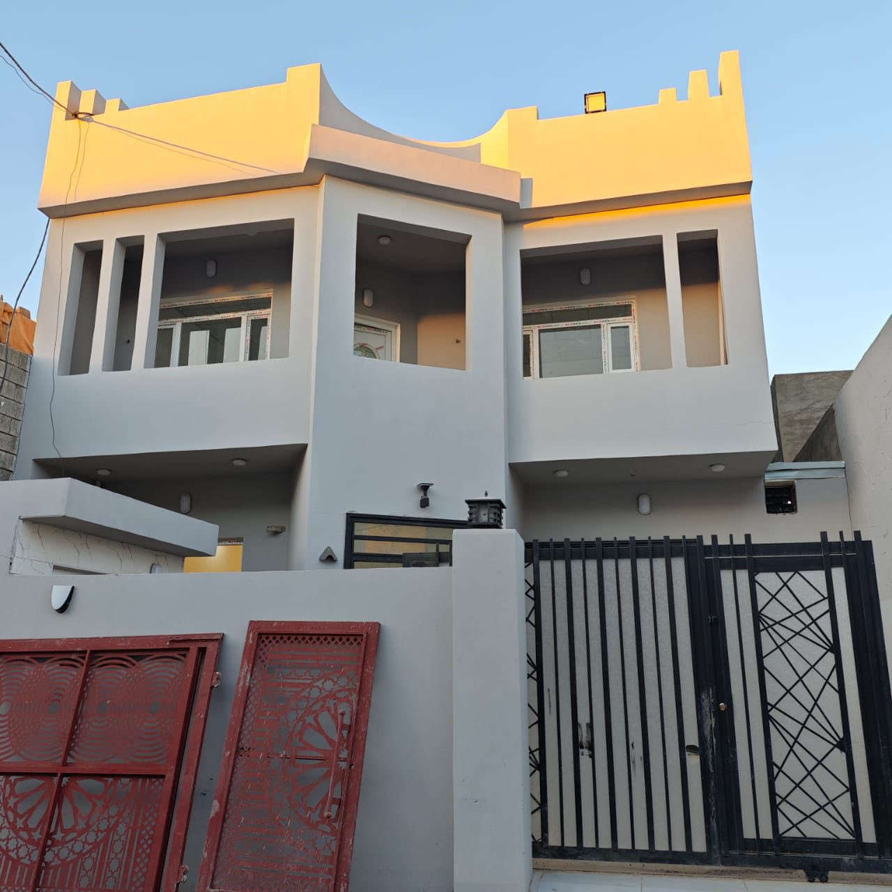 دار للبيع 200م وجه 10م ونزال 20م ديوم حي التوحيد
طابقين اربع غرف نوم واستقبال معزوله وصاله ومطبخ
حمامات داخليه وخارجيه 
السعر 145 مليون وبي مجال 
للاستفسار *********** و *********** 
يرهم مراوس ب تونات 100م
