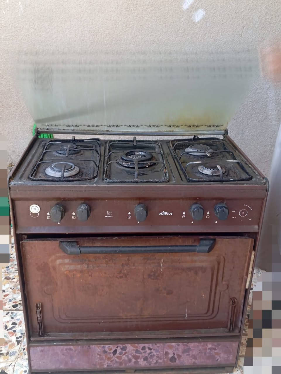 السلام عليكم 
#طباخ للبيع حجم ألكبير خمس5عيون شغال نظيف بدون فرن حافظة فقط السعر70 ألف 
للتواصل
***********
***********
