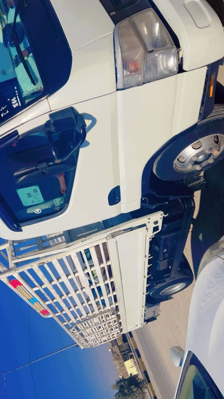 كنتر ٢٠١٣
مكفول ماعدا بارد صغير في باب السائق
 تخم تاير برجستون
 ويل ١٧
باتري جديد 
بنز وفلجه جديد
 السياره جاهزه للشغل
 سنوية ٢٠٣٠ هزه شهر الثامن 
للاستفسار الاتصال 
***********
