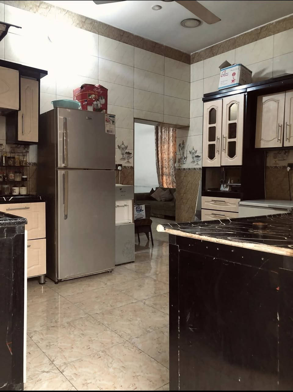 دار للبيع في جكوك الاساتذه  الكرفانات مقابل جسر سريع الشعله
المساحه 600 متر بناء حديث البيت زنجيل بي اكثر من واجهة طابق واحد يحتوي على هول واستقبال وغرفتين ومطبخ وخدمات المنطقه فيها ماء ومجاري وكهرباء رسميه ...

السعر 72 مليون  ... المنطقه اتوزعت للموظفي سنة 1980 

للاستفسار 

***********
