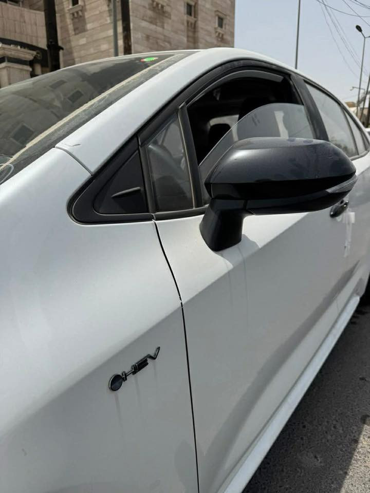 السلام عليكم
كورلا فئة البلاك اديشن شكل الامريكي الفول مواصفات 
لون صدفي 
كشنات جلد تحكم ستيرن 
كشن كهربائي فتحة سقف 
فول الفول للاخير 
مكفولة للاخير 
رقم واسط ومعروضه ب١٦٥
***********
