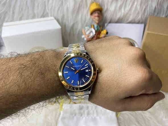 🙏🏻على بركة الله🙏🏻 
⌚️ساعة فرزاچي سويسري اصلي غنية عن التعريف⌚️ 

‏🎊Versace🎊

🟦 مينا ازرق 

🔋كوارتز 

‏date 📆

‏Swiss made🇨🇭 

‏  GMT 🌍

💡لامنوس ارقام وعقارب 

🦋بتر فلاي 

 📐 القطر ٤٢ 

 👌كامل ملحقات

🇮🇶توصيل كافة محافظات العرق 🇮🇶 

الحجز والاستفسار مراسلتنا على الصفحة  او على الموبايل  ***********  

ملاحظة / يتم فحص الساعة امام المندوب حصرا ونعتذر عن ارجاع الساعة بعد مغادرة المندوب 

 #ساعات #ساعاتي #فرزاتشي #المهندس_للساعات #ساعة #ساعات_فخمه #ساعات_رجاليه #ساعات_يد #ساعات_كشخه
