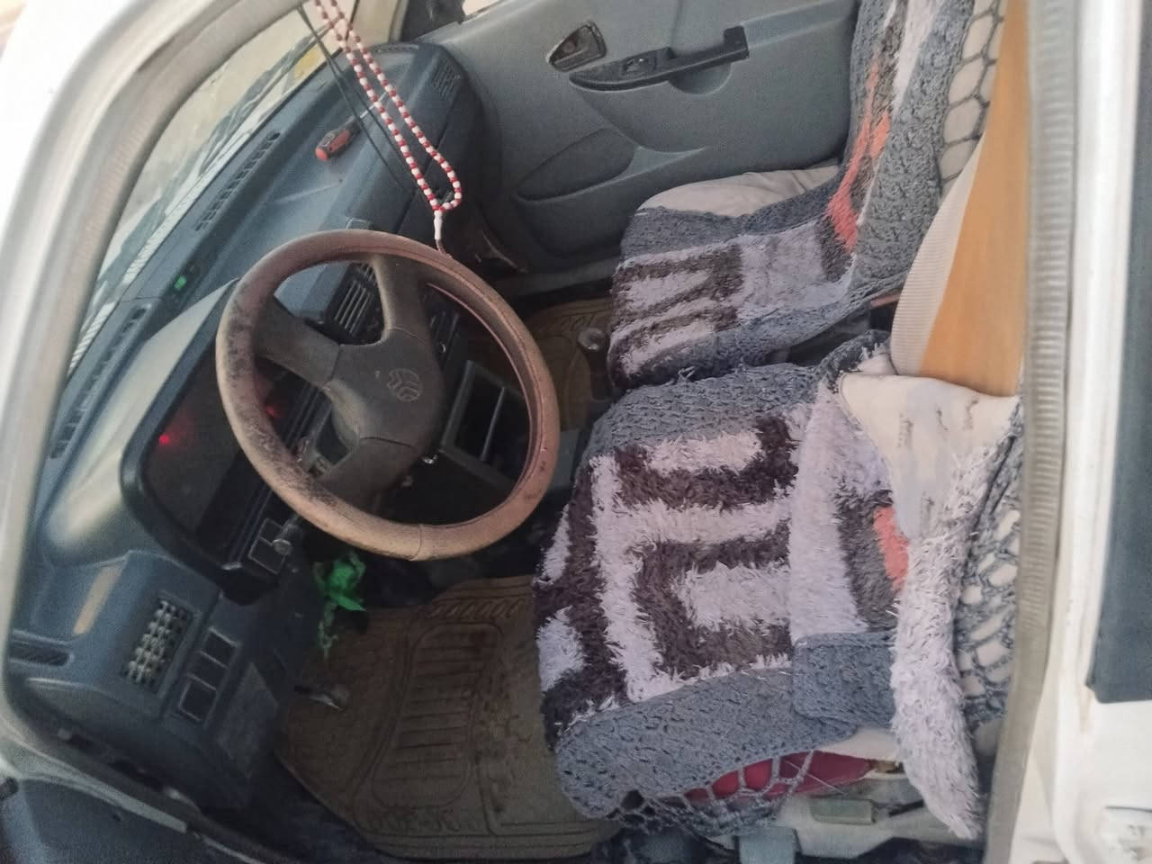 السلام عليكم سياره سايبه لبيع كير مكينه نضاف تخم تاير جديد حداديه جديده سياره خير من الله صول المداور ثاني يوم  السعر 17ورقه هاذا رقم راعيها ***********
