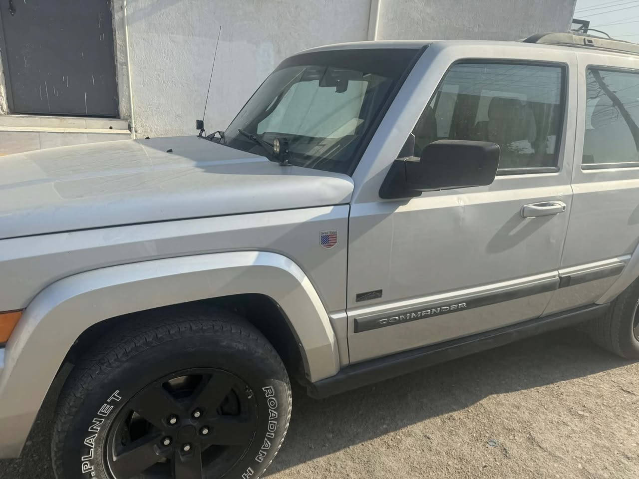 س ع جيب كومندر م2007 وارد كندي كفالة عامة 7راكب 6 سلندر 3700 تو ويل قطعتين تبريد كشن كهربائي دواخل نضافة 100‎%‎ع وضع الشركة محرك كير كهربائيات جميعها جاهزة وشغالة رقم بغداد مشروع وطني بأسمي شخصيا مداور ثاني يوم شاشة كامرة لايت زنون تبريد تدفءه 3 فتحات ماشية 130 الف حقيقي وكله بلادي السيارة مابيها اي نقص 
صدر حدادية كله جاهزة باتري جديد واتر بم نوزلات بلكات رولات قايش منضومة بانزين كلة قبل شهرين مبدلهن  109$ وبيها مجال بعد الاتفاق مكاني العمارة مركز المدينة 
***********
