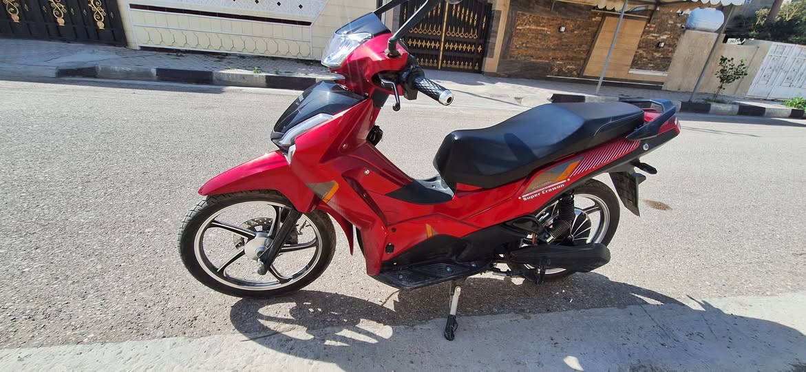 السلام عليكم 
دراجة شحن سوبر كراون 2025 للبيع 
مواصفات 
6بطاريات حجم الدبل 🔋
ويل اطار حجم 17 
شلعة نار مع وتجي نظام 3سرع 
دراجة سريعة وبيهة لايت عالي ناصي ولايت خلفي واشاير جانبية دبلاتتهة قوية تتحمل وزن 150 
السعر 850 وبيهة مجال حك الجية 
الرقم ***********
