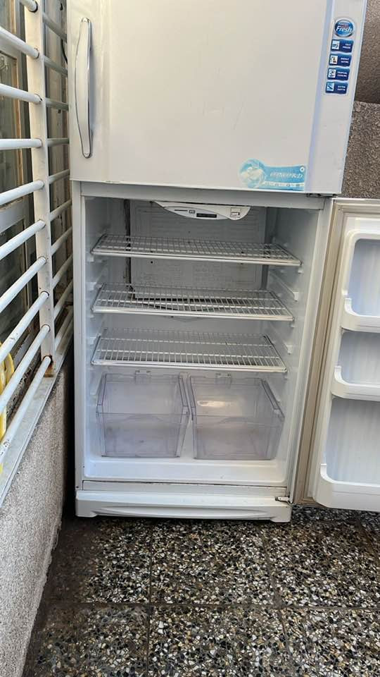 ثلاجه لبنانية  ضخمة اام البابين لارتفاع 180 عرض الثلاجة 80 العنوان زعفرانية السعر 300 رقم الهاتف ***********
