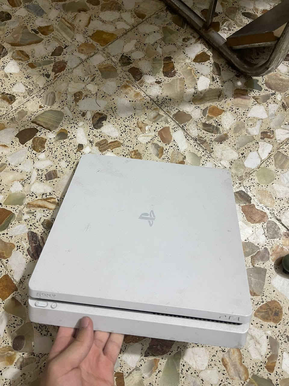السلام عليكم بلي4 سلم للبيع كامل ملحقات من قرص GTA وحوستك اصلي واير شحن وايرHD واير كهرباء الجهاز مبدل معجون فقط سعر الجهاز 230 وبيه مجال للاتصال ‭***********‬ماعندي توصيل مكاني بغداد الامين الثانيه
