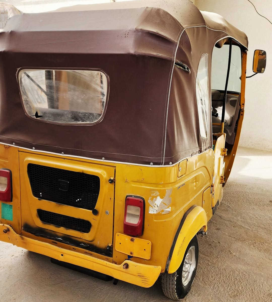 سلام عليكم شباب تكتك للبيع مديل 2021 رقم وسنويه بصره تكتك جاهزه نكره سلف كهرباءيات كله شقاله تخم تاير جبلي كاعيات ودوشمه مكينه ناعمه كشره كدامكم شوف العين  حلوه خياسات ما معمره تكتك جاهزه للشقل مكاني البصره القرنه والسعر ب6100وبيه مجال حك جيه وهاذه رقمي (  ***********. )
