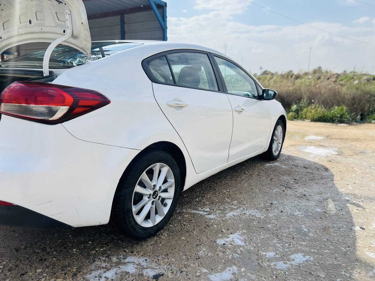 السلام عليكم سيراتو 2017 للبيع خليجي ابيض صدفي  شركه دوليه محرك 1600 شرط مامفتوح سياره جديده سياره عليهه تخم تاير جديد وباتري جديد 
موصفاتهه نص فول 
⚔️ اشاير مري 
⚔️ ويل كب 16 وخمسه ويل كب 
⚔️ حساسات خلفيه 
⚔️ تحكم ستيرن جهتين 
⚔️ لايت كهرباء وجامه اوتو و باقي الموصفات معروفه 
——————————————
ملاحضه بيهه تبديل قبق جنطه  
وبيه رشتين صبغ رقم بغداد تحويل مباشر هزه جديد حداديه حجر سياره حلوه وجاهزه السعر 118 وبيه مجال للطيبين سونار بل منشور ستفسار *********** اتصال 📞 
واتساب *********** مكاني رميثه بيع فقط
