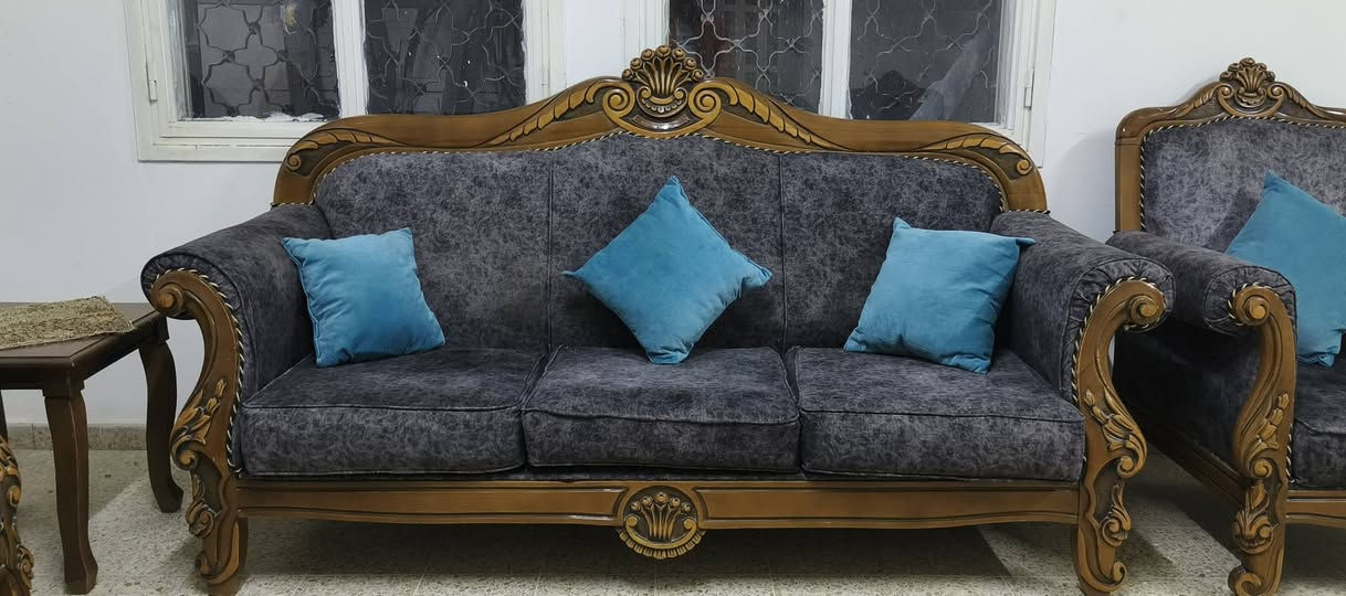 متوفر للبيع طقم قنفات ملكي خشب صاج
حجم عشر نفرات ( 4 كراسي وقطعتين كبار ) 
مع سيت طبلات ( طبلة رئيسية و٣ ملحق ) 
نظافة 10/10 للتواصل على الخاص او الرقم ***********
