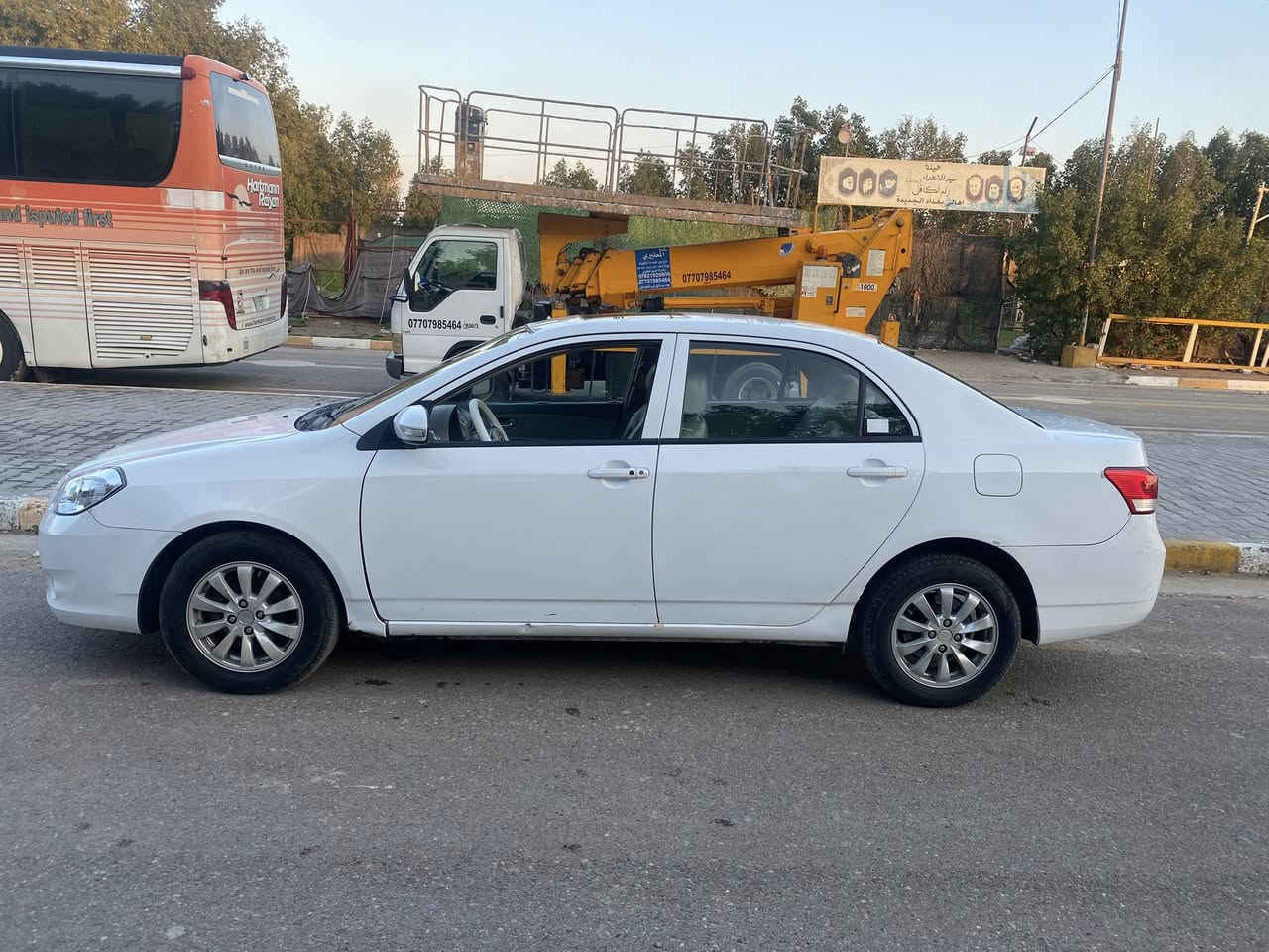 سلام عليكم بيوايدي لبيع G3 مديل 2013 رقم بغداد نكليزي هزة جديدة  ما بيهه لا ضربه ولا صبغ بلاديه على وضعيه الشركه  سياره كامله من كلشي گير اوتماتيك مكينه حداديه جديده مواصفات السياره معروفه كشنات جلد شاشه كأمره والسياره احلى من صور مكان سياره بغداد سنويه باسمي مشروع وطني مكان السياره بغداد سعره 62وبيهه مجال للاستفسار الاتصال على رقم ***********
