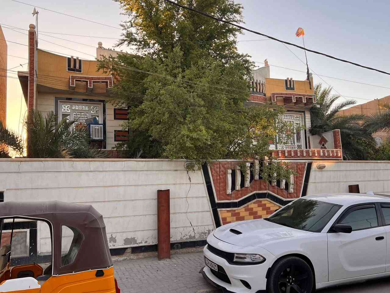 بيت مساحه ٦٠٠متر
يحتوي على ٨ غرف نوم ، ٤ فوك و٤ جوه + ٣ صحيات داخليه وخارجية 

مكان واسط صويره شارع حكمة

للأستفسار ***********
