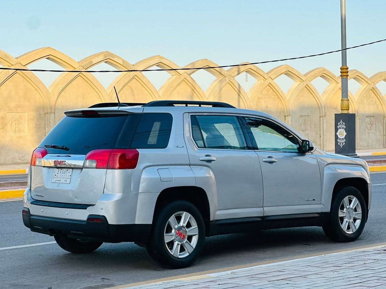 سلام عليكم جمسي تيران موديل 2013 السعر 92 وبي مجال بيه 3 قطع صبغ بدون اي ضرر موصفات مكينه 2400 شاشه كامره خلفيه تحكم ستيرن جهتين حساسات ايكو اقتصاد وباقي موصفات معروفه تخم تاير جديد مكينه وكير حداديه جاهزه تبريد ثلج العنوان كربلاء للستفسار ***********
