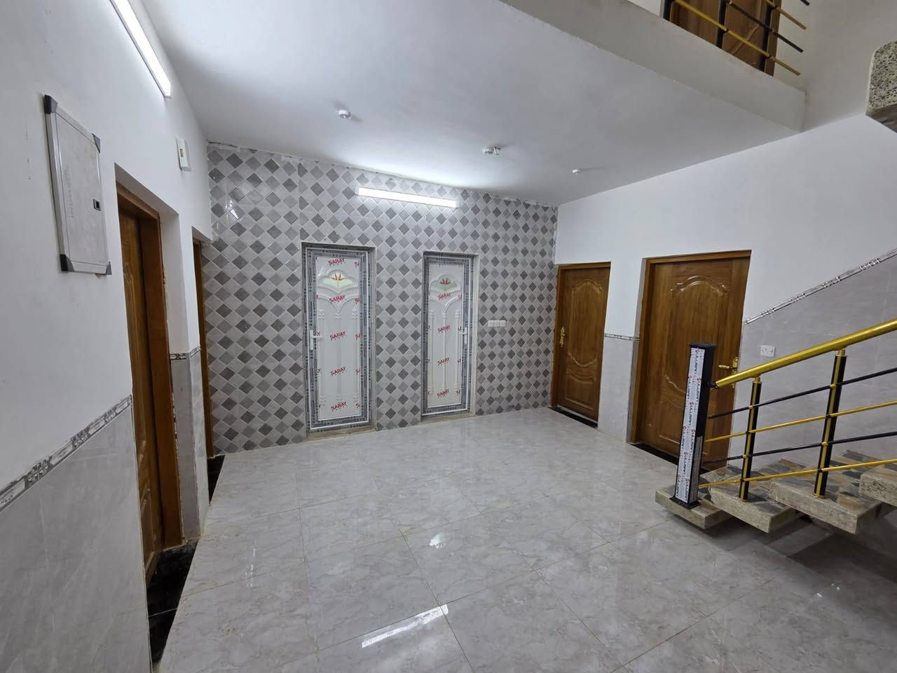 للبيع بيت بل تدبير المساحه ١٥٠ يحتوي علا ٤ نوم وصاله ومطبخ صحيات بيت جديد هاتم ***********.                                                                              *********** ابو يزن للعقار الطارميه
