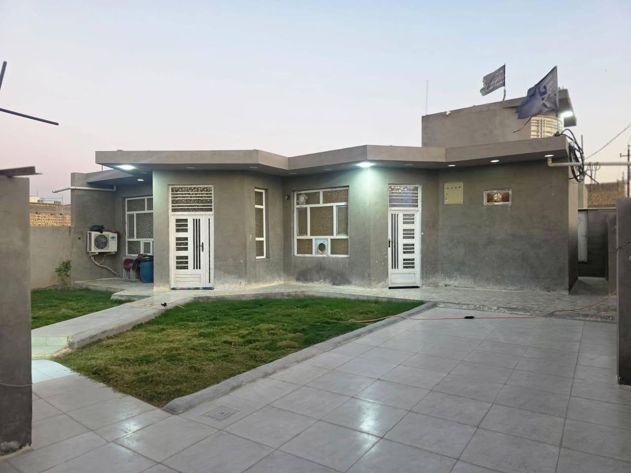 يا الله 
بيت زراعي المساحه 300م يحتوي على غرفتين مع سويت كامل+صاله+استقبال+,مطبخ
بناء طابوق درجه اولى سقف صب كونكريت.
بيت بناء حديث.
عنوانه حي الجهاد زنابره.
للاستفسار الاتصال 
***********.
سيد مرتضى الزاملي
