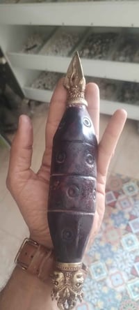 قطعة من حجر عباس اباد شكل مميز جاذب مغناطيس ممكن تتعلق في صاله او مكتب...