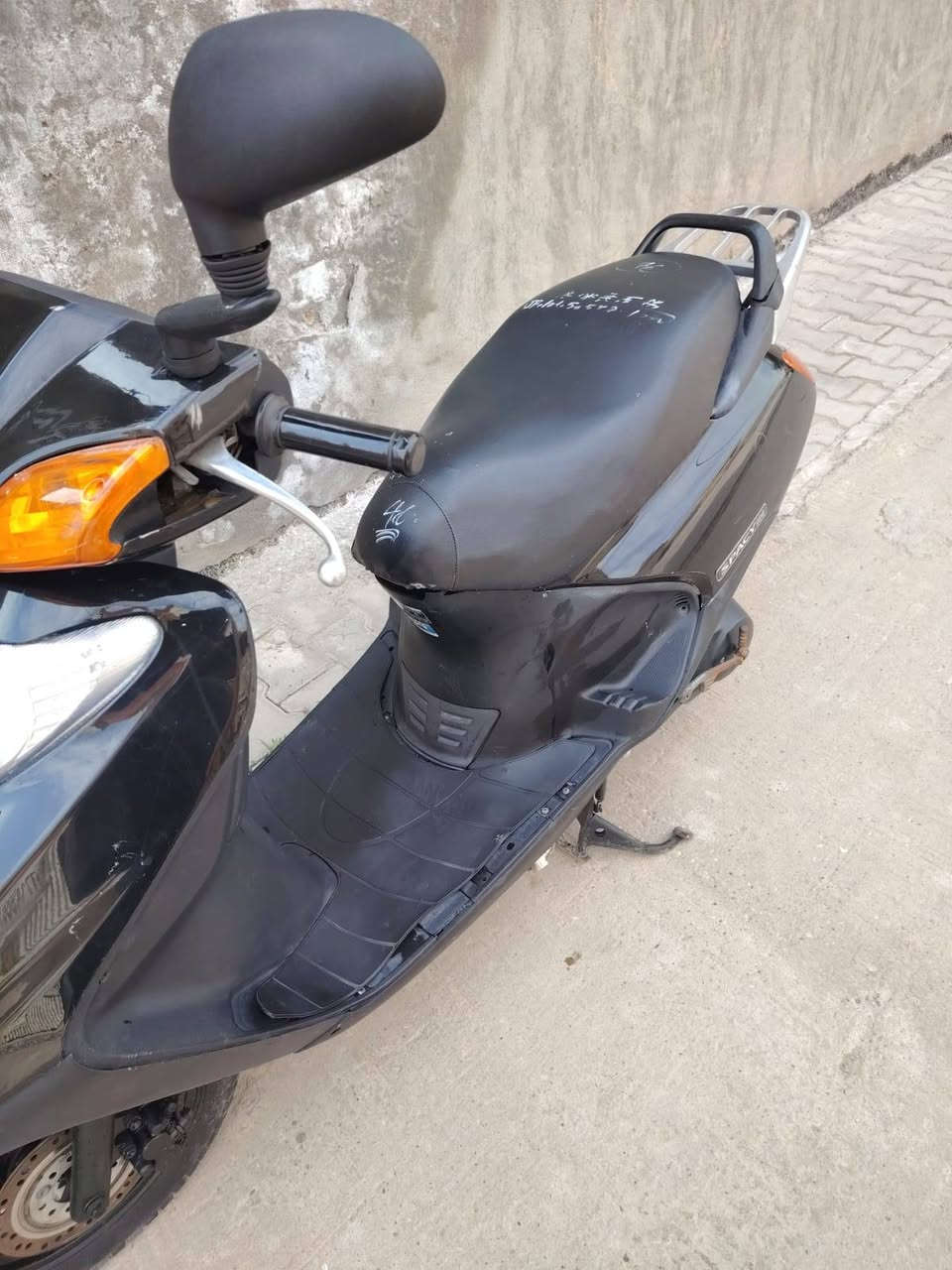 السلام عليكم دراجه سبيسي ياباني للبيع مكينه مفتوحه رايمر كفرات اصلي اصلي كابريتر اصليه كهربائيات كله شغاله سلف هندر كله شغال قفل ستيرن قفل جنطة كله شغال تصال على رقم هاتف فقط *********** مكان كوت خاجيه شارع ٤٠
