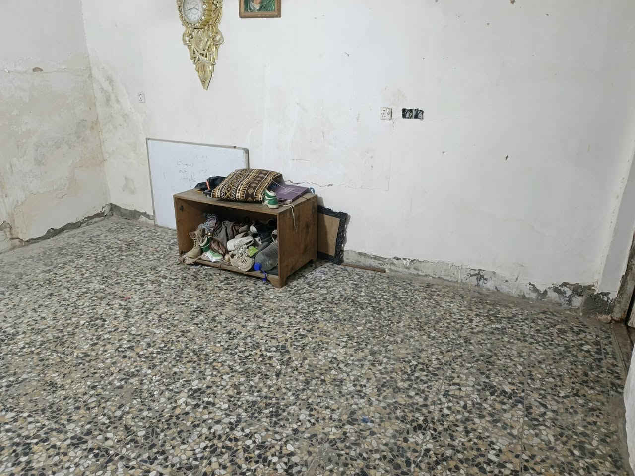 السلام عليكم بيت ركن للبيع طابق ارضي يحتوي على استقبال ومطبخ وغرفه وترك وصحيات بيت طابوق العنوان الزعفرانيه عالسده قرب اسواق تفاحه للبيع حاضر او اقساط الرقم ***********
