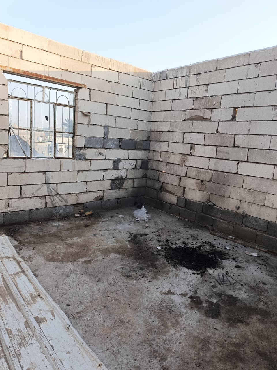 ألسلام عليكم ورحمة ألله وبركاته 👋 
للاستفسار : ***********‬
توفر دار سكن للبيع 🏭 
مساحة البيت200
على شارع تبليط مباشراً 10م
جميع الخدمات متوفره
مدارس أهليه حكوميه 
مستوصف كلشي قريب عليك
محتويات البيت⬇️
دوانيه
وصاله
وغرف عدد 2
مطبخ
صحيات خارجي + داخلي

طابق ثاني هيكل ⬇️
صاله
غرف نوم عدد 2

نوع العقار طابو زراعي عراقي
سند 25
العنوان : البصره أبي لخصيب 
طريق ألوسطي مقابيل مدرسة طيور لخصيب لاهليه
يبعد عن طريق ألوصطي رئيسي مسافه 40 م

سعر ألبيت 80 مليون وبي مجال
للاستفسار :***********‬
