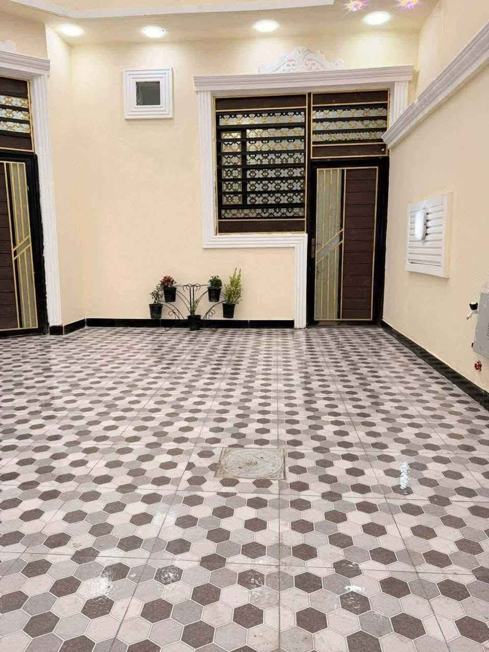 السلام عليكم بيت حديث للبيع 

#مساحه::210متر

#العنوان::البصرة أبو الخصيب منطقة كوت ثويني يم جامع تقوة 

#جنس_العقار::طابو مالك صرف زراعي باسم عراقي سند 25 وكاله ونسخه من الطابو ومكاتبة 

#يحتوي البيت على غرفتين٢ منام 
وديوانية 
وصالة ومطبخ 
وصحيات داخلية وخارجية 

شارع 10م
بناء بلوك 
جميع الخدمات متوفرة ماء كهرباء مدارس نت كلشي قريب على 
#السعر((120مليون وبي مجال ))
#اللاستفسار::*********** البصرة, العراق
