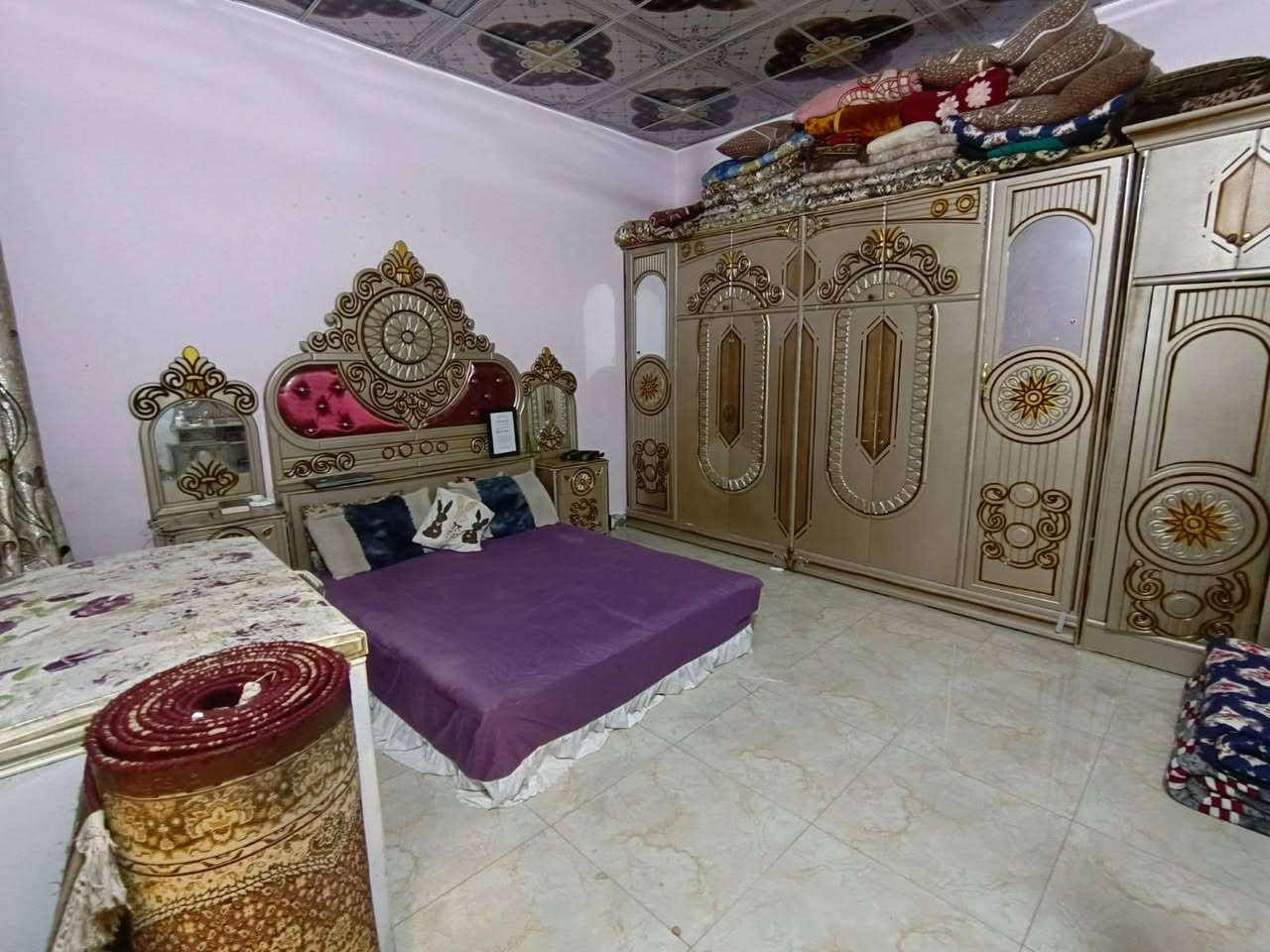 دار سكن للبيع مساحتها ٢٥٠م بناء حجر سقف كونكرت..
 يحتوي على غرفتين نوم وصاله ومطبخ واستقبال وطارمه ..
سعر مناسب جدا 
موقعه خلف مركز شرطة حي الجامعة  ..
مراجعة مكتب جاسم البديري ..
الواقع ع حولي الجامعة مقابل دور الاساتذه ..
***********
***********
