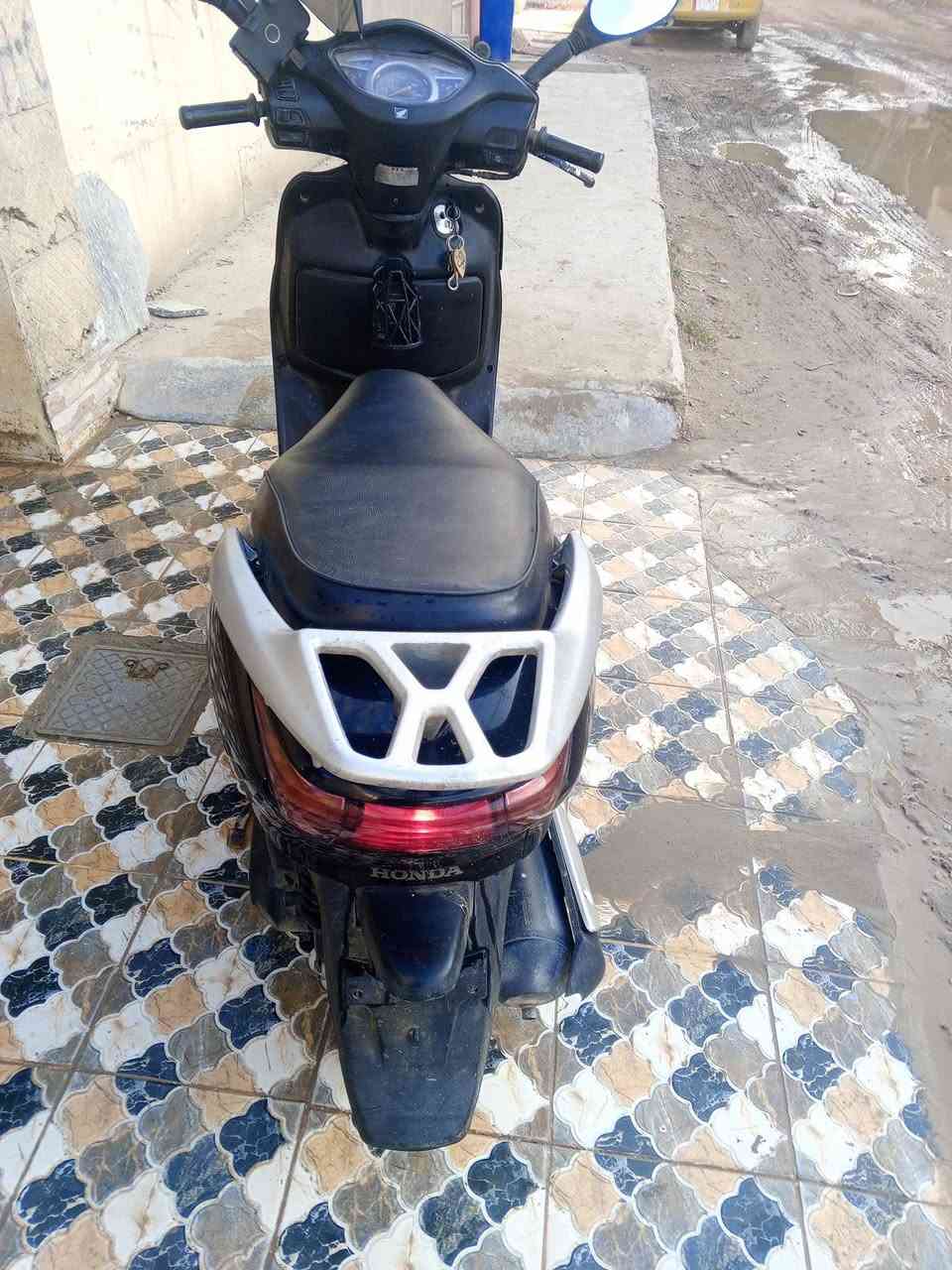 ليدي حديث للبيع كامل مانقص شي باتري جديد تيرات جدد 
كهربائيات   كلها شغاله ***********
