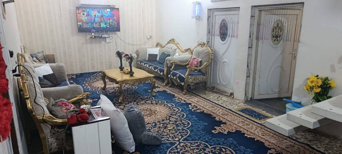 السلام عليكم بيت للبيع زراعي سند 25 مساحة 200م 
مطبخ 4×5
صالة 4× 10 
غرفة 4×5
استقبال 4× 5
مجمع صحيات
طارمة
العنوان الديوانية حي الجامعة شارع مجمع حجي هندي 
السعر 100 وبي مجال لشراي 
رقمي *********** واتساب
