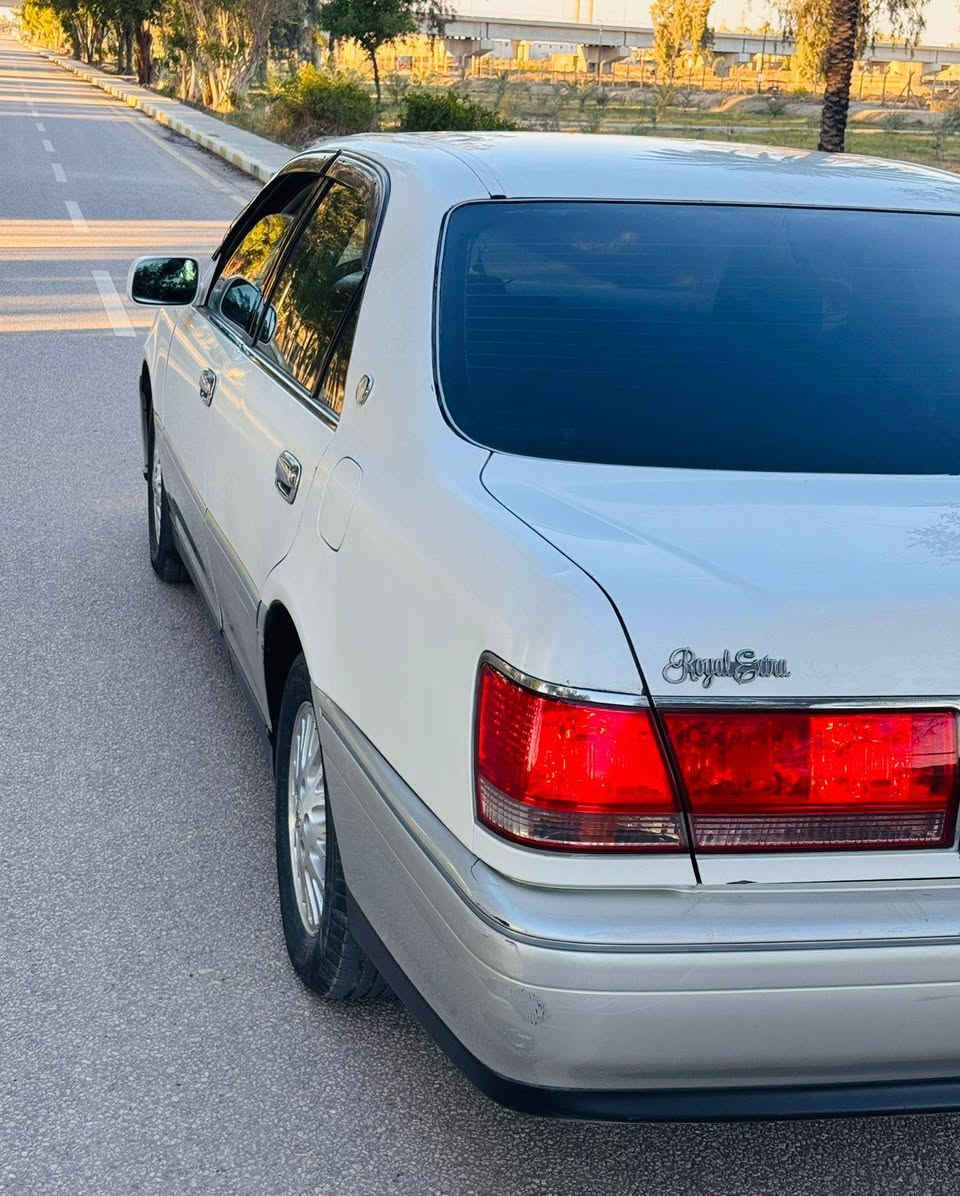 السلام عليكم
ملكة 2002 رقم بغداد دولي مداور ثاني يوم مكينه vvt 2500 بيه كصتين قماره وجنطه شغل درجه اولى سيارة نضيفه وناعمه جدا 
95 وبيه مجال ***********
