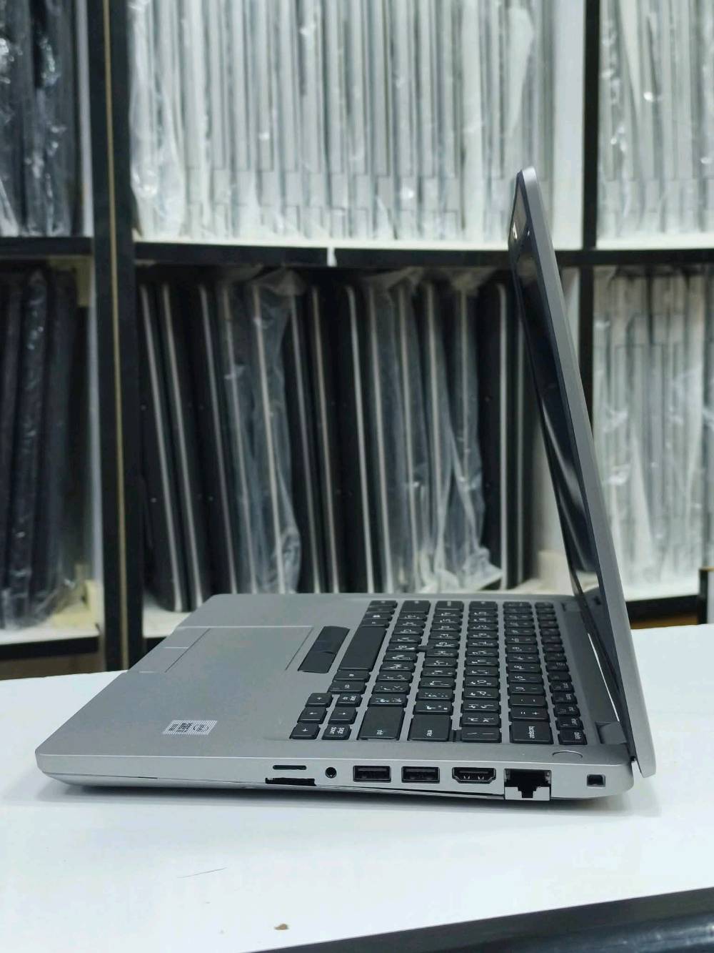 🔥 الأكثر مبيعاً | Dell Latitude 5410 🔥
جهاز عملي قوي من فئة الأعمال (Business Class) مناسب للشغل والدراسة والاستخدام اليومي 💻

📌 المواصفات: • المعالج: Intel Core i5 الجيل العاشر
• الرام: 8GB DDR4 قابلة للتطوير
• الهارد: 256GB SSD M.2 قابل للتطوير
• كارت الشاشة: Intel UHD Graphics (مدمج)
• الشاشة: 14.1 إنج FHD (دقة عالية 1920×1080)
🔋 البطارية: حالة ممتازة وتشغيل جيد مناسب للاستخدام اليومي (حسب الاستعمال) 

✅ نسبة النضافة: 97% - 99%
✅ كيبورد ليزري ضوئي عربي / إنكليزي
✅ بصمة اصبع (finger print) 
✅ ويندوز 10 او 11 برو حسب الطلب
✅ يتوفر فيه شحن تايبسي

🔌 المنافذ الخارجية: • USB 3.2
• USB Type-C / Thunderbolt
• HDMI
• LAN (منفذ شبكة)
• قارئ ذاكرة microSD
• منفذ سماعة 3.5mm

🎯 أفضل استخداماته:
 ✔️ برامج الأوفيس والعمل المكتبي
✔️ الدراسة والتعليم أونلاين
✔️ التصفح والاجتماعات (Zoom / Meet)
✔️ المحاسبة وإدارة الأعمال
✔️ التداول ومتابعة الأسواق مثلال TradingView
✔️ تصميمات خفيفة مثل Adobe Photoshop

✔️ ملحقات كاملة + متوفر توصيل 

🛡️ ضمان 7 أيام استبدال في حال وجود أي مشكلة
🟥الفحص حصراً امام المندوب
💰 السعر شامل التوصيل والملحقات : 315.000 شامل التوصيل و الملحقات

التواصل *********** يوجد وتساب
شنو موديل اللابتوب بالضبط؟ وهل هو Latitude لو Precision لو موديل ثاني؟: 
Dell latitude 5410
شنو مواصفات الجهاز كاملة: المعالج شنو، والرام شكد، والهارد/SSD شكد؟: 
رام 8g ddr4
هارد 256 m.2 
المعالج core i5 الجيل العاشر

حالة البطارية شلون؟ وكم تقريباً تدوم بالشحن؟: 
تدوم 3 ساعات ضمان ساعة 
وين موقعك بالعراق؟ ومنو المدينة/المنطقة حتى أعرف شلون التوصيل أو الاستلام؟: 
بغداد 
الجهاز عليه أي ملاحظات أو عيوب مخفية؟ وبي ضمان أو فحص قبل الشراء؟: 
الفحص امام المندوب حصراً و التوصيل مجاني مع الملحقات