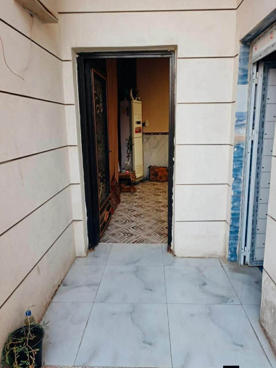 ♕ بسم الله الرحمن الرحيم اللهم صلِّ على محمد وآل محمد ♕

🏠  :  منزل للبيع طابقين 

🌐  :  الموقع مجمع ابن يقطين 

📐  :  المساحة  220 متر ركن 

🏗  :  بناء حديث مسلح  كونكريت 
ــــــــــــــــــــــــــــــــــــــــــــــــــــــــــــــــــــــــــــــــــــــــــــــــــ

             تـــــــــــفـــاصيـــــــــل اكـــــــثــــــر 

الطابق  1) 

غرفة نوم عدد 2  + صاله  + مطبخ حار وبارد + استقبال 

+ حمامات داخلي وخارجية  + كراج كبير 

الطابق 2)

غرفة نوم عدد 4  + صاله كبيره  + حمامات 
ــــــــــــــــــــــــــــــــــــــــــــــــــــــــــــــــــــــــــــــــــــــــــــــــــ

💰  :  السعر  180 مليون 

ملاحظه المنزل مطلوب للمصرف العقاري 40 مليون  يخصم من السعر 

📲  :  الاستفسار اكثر الاتصال على الرقم 

📞  :   ‏‪0788 251 8491‬‏   واتساب 

✨  لــن تـکون وحـيداً ابـداً مع  الــ مهيمن  للعـقار  ✨
