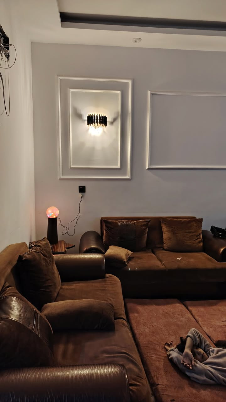 ديوان للبيع نضيف
السعر 300
خمس قطع
العنوان حي السماح 
التواصل ***********
