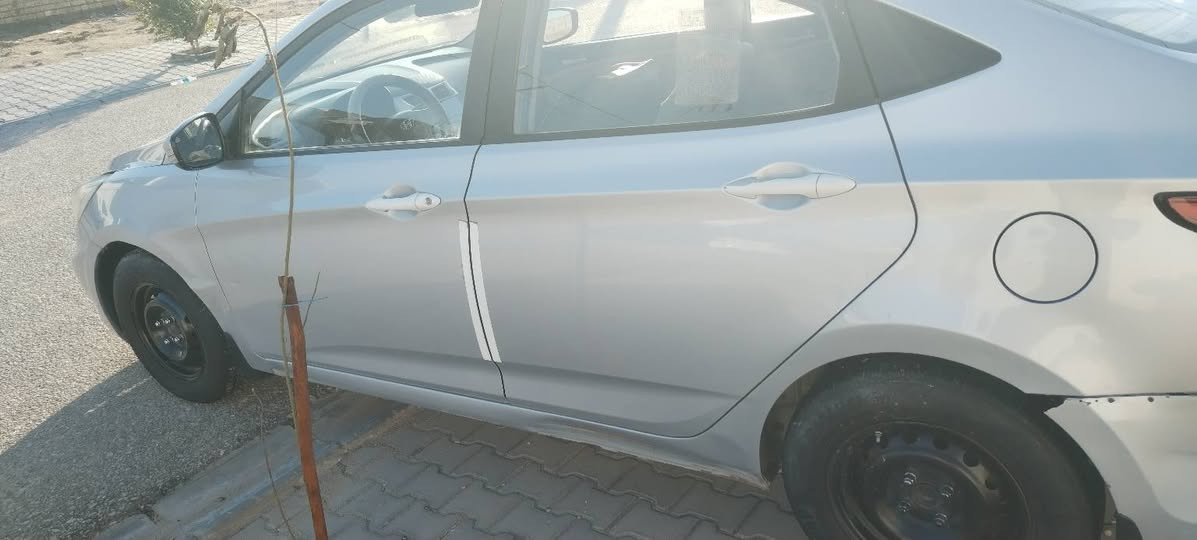 اكسنت مديل 17  بيها فقط باب مبدل
السعر ٩٥ وبيها مجال
***********
