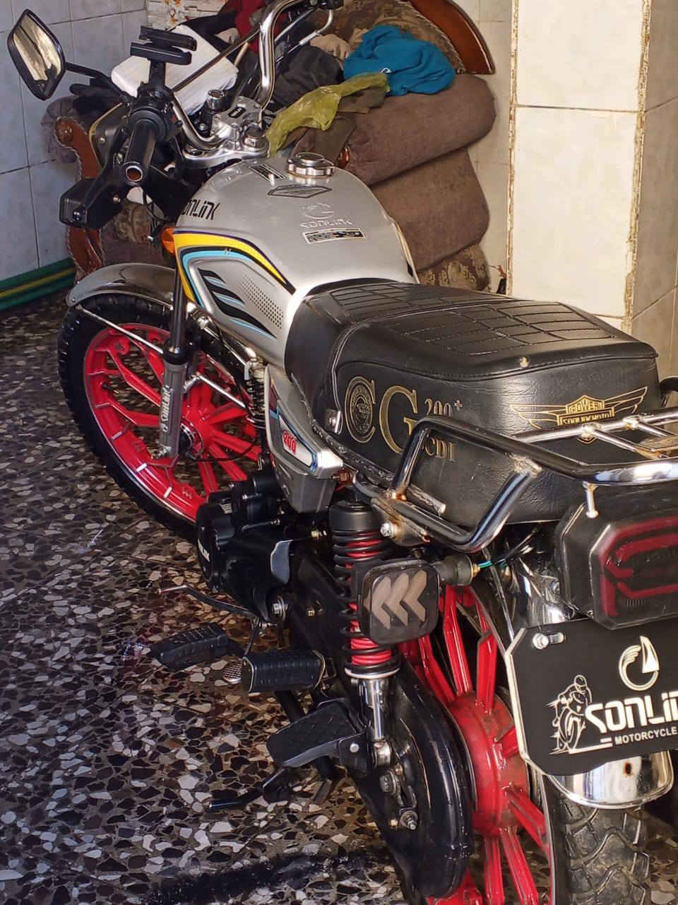 السلام عليكم دراجه ايراني سونك موديل 25 الباب الاول ام الختم دراجه جديده بمعنى الكلمة لايت اشاير بك لايت كلها شغالة الدراجه بلجيس بعدها برغي ممفتوح بيها مكفولة كفالة عامة جيب وياك كوستر مال فيترية وتعال افحص اوراق كاملة مكملة
السعر : 800وبيها مجال 
العنوان : بغداد الشعب شارع الصحه 
الرقم : ***********
