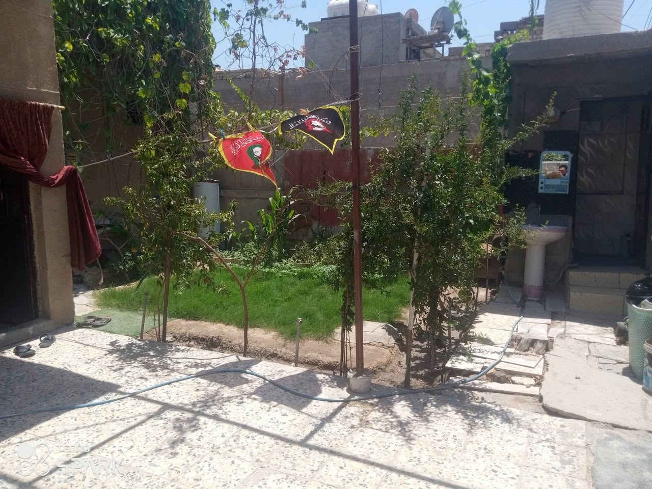 السلام عليكم بيت البيع 200متر حي البساتين فرع حسينيه الامام الصادق يتكون من غرفتين وصاله واستقبال وطرمه كبيره وخدمات داخليه و خارجيه للاستفسار***********
