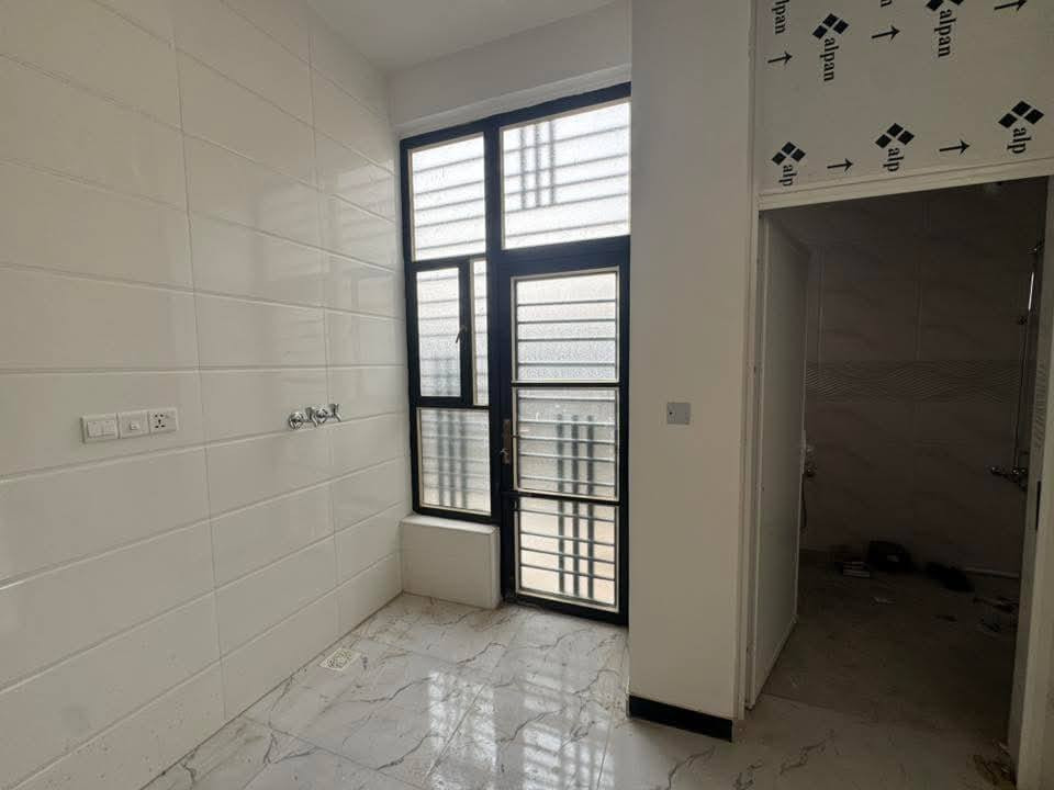 السلام عليكم ثلاث دور للايجار بالبكرلي قرب مستوصف البوحمير يبعد عن الشارع العام 40 متر عن خط الكيات

   نفس الخريطه بناء حديث هستوه طالع منه الخلفه 
 مساحة الواحد 200 متر////
 طابقين 

يحتوي الدار الواحد على ثلاث غرف نوم  واستقبال وكلدور ومطبخ  وكراج سياره شغل تركي درجه اولى صحيات وحمامات  خارجيه وداخلي كافة الخدمات تبليط مجاري 
للاستفسار ***********
