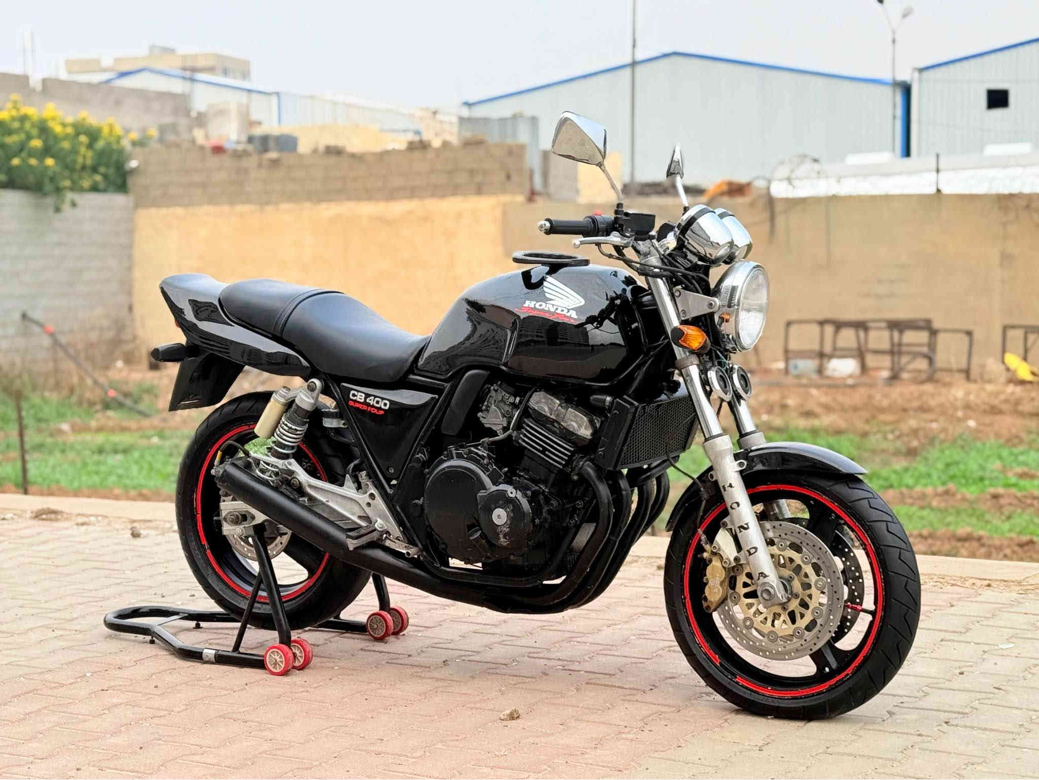 للبيع CB 400 جيل اول لوك لوك 
الي يدور جديد وبلكارتون دراجه كفاله عامه كير محرك كابريتر كله بشرط برغي ممفتوح تايرات وزنجيل ودهن وبلكات كله جديد تانكي كزازه ماشي قليل اوراق كامل بوجهك رقم شرط معدل جوى ١٨٠ كهربائيات كامل دراجه مال جناي مكاني كركوك سعرها ۱٥ ومجال للشراي اتصل وخادم للطيبين❤️
(( *********** )) كركوك

