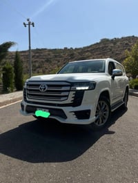 لاندكروز لمتد 2024 لون ابيض السيارة ماشية 26 الف  السيارة بريم استيراد...