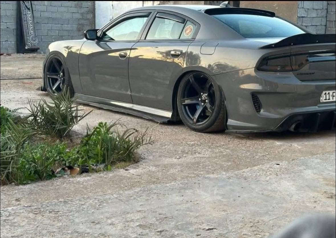 جارجر srt 6400 موديل 2018 فوووول الفول فتحة ومواصفاتها معروفة اعلا شي  ماشية 78 فقطط 
الاضافات العليها متنعد عليها جكات S3 اعلا شي سعرهن 1900$
عليها Strut Bar سعرة 110$
عليها جهاز لهب شادة بس مرابطة سعرة 150$ 
لدات متغير وعين الشيطان 140$ 
برمجة ايكل 300$ 
فلتر شوتة موبار أصلي سعرة 200$ 
السيارة فول هوائيات 
تخم تاير جديد صدر امامي خلفي جديد 
دسكات جديدة 
عليها كفرات للمكينة و اللحاية 
و دوسات عليها بك لايت سموك 
عليها دركة كاربون فايبر و شفتات ستيردن هيلكات سعرها 300$ 
عليهت  مطريات و كفرات مري باتمان 
عليها دعاميات امامي خلفي وايد بدي 
اهواااي بعد بيها اضافات ما ذكرتهن 
فجوج 6 بستم Brembo 
سسبنشن رياضي SRT
الكراسي الامامية تدفئة + تبريد
“ميموري” على كرسي السائق + مرايا + راديو
شاشة لمس 8.4 إنش، مع نظام وسائط
خاصية “ريموت ستارت / تشغيل عن بُعد + دخول بالبصمة / بدون مفتاح
حادثها مال امريكا جاملغ عكس السايق و ضربة بل جاملغ الخلفي بسيطة بيها رش ٣ قطع بدون دواخل يعني المجموع 5 قطع انطي 
بدون شاصي السيارة حبايب بيع او مراوس السعر 203 مكاني بغداد 
***********
