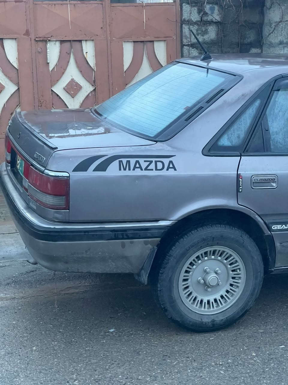 مازدە سندوق مۆدیل ١٩٩١
ئاڕمی پلاستک دەهۆک 
گیرو مەکینە بەشەرت 
مەکینە ٨ بەخ
بێ بواخ. بەس بۆنیتی بواخە 
پاش و پێش کەپس 
٤ تایەو ویلی لۆک 
٤٦ مەجالیکی کەم 
           Whtsapp لەسەرە
ژمارە ***********
