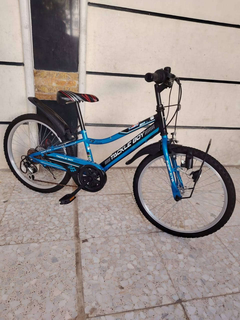 السلام عليكم ورحمة الله وبركاته
بيسكل موديل كيمو حجم ٢٢
باله ياباني النضافه فول وضع حاويه
ماركه (  TACKLE BoY)
يده كير ٦ نمر شيمانو اصلي
داينمو امامي ثلجي شغال 
السعر ( 100 الف)
لون ميمز اسود بزرك مختم 
كشن اصلي ماركه تايرات بلادي
العنوان بغداد منطقة الحبيبيه 
هاتف *********** 
الاستفسار واتساب
