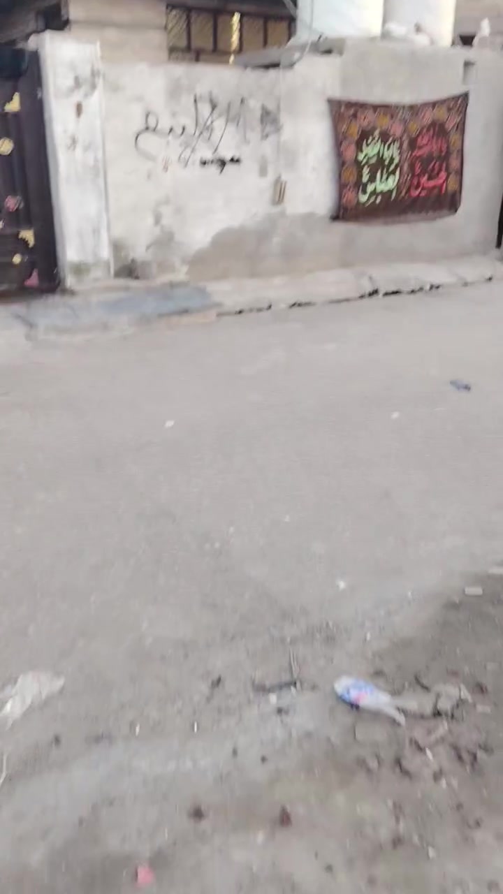 السلام عليكم بيت للبيع في حي الجوادين خلف مطعم الديره قريب عالشارع كما موضح بالفيديو السعر الاتصال على الرقم ***********
